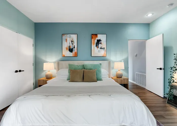 Lux Family Serenity, Hot Tub, King Suites, Trails, Views Holiday home