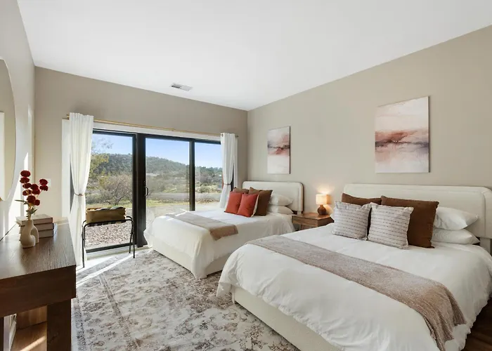 Lux Family Serenity, Hot Tub, King Suites, Trails, Views Holiday home *