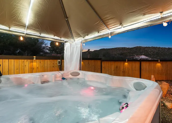 Lux Family Serenity, Hot Tub, King Suites, Trails, Views Holiday home